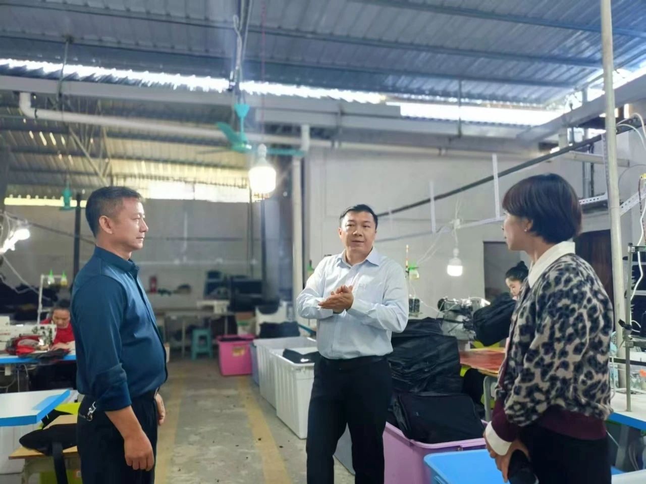 胡伟华深入泗顶镇调研乡村振兴 箱包销售成产业振兴新亮点