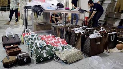 跨国打假雷霆出击 中国生产迪拜销售的18亿奢侈品假货链条被斩断